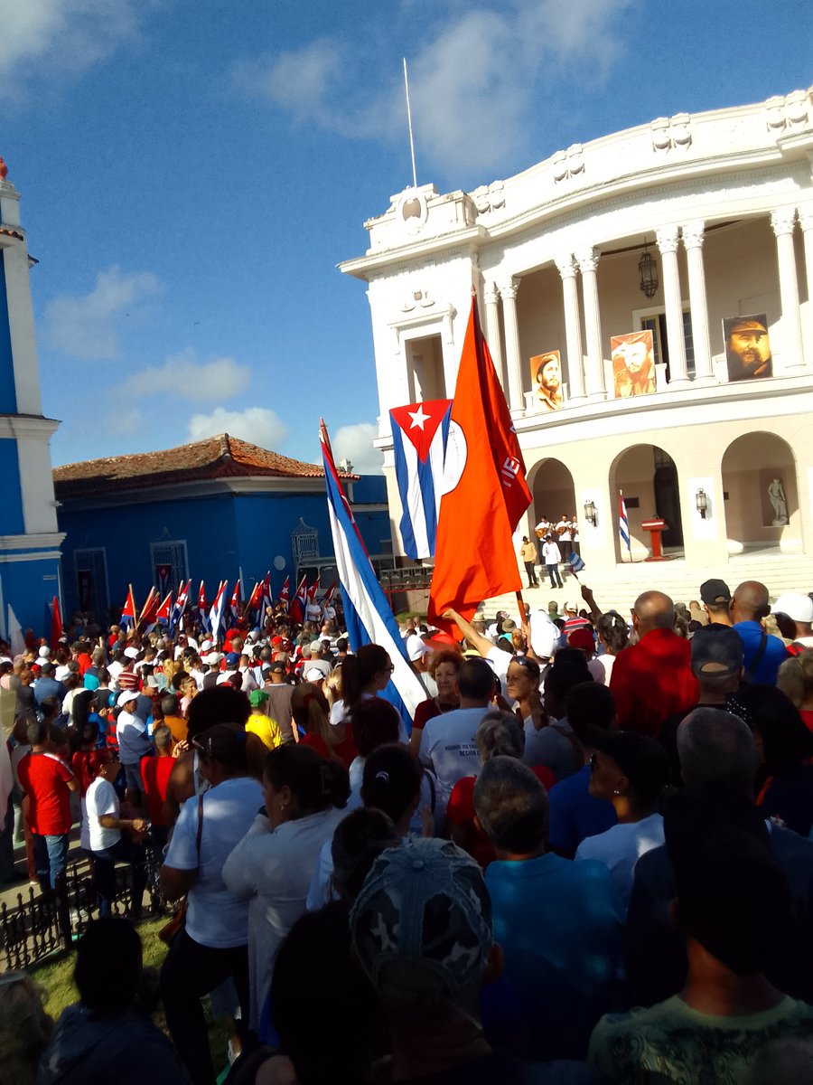 Celebramos la fuerza de un pueblo valiente,  su historia, su lucha, su paso latente,  
en cada jornada, en cada despertar, el espíritu socialista comienza siempre sale para brillar. #CubaEstáFirme  #CubaViveEnSuHistoría