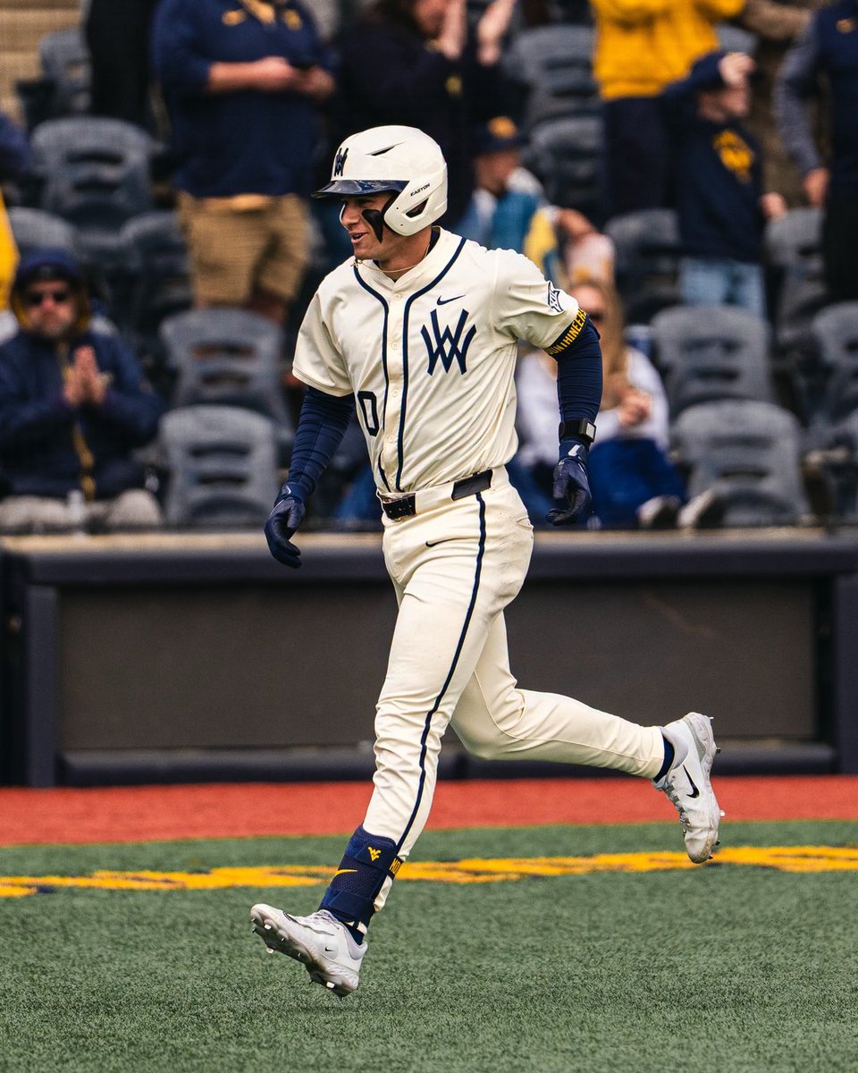 NCAABaseball's tweet image. Makin' it happen Mountaineers 😏

#NCAABaseball x 📸 @WVUBaseball