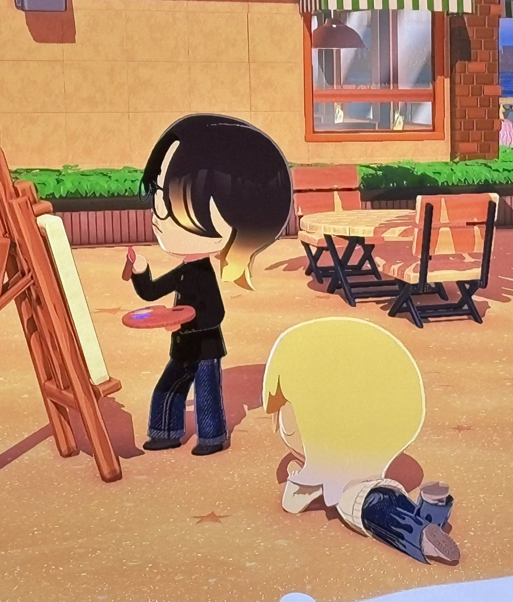 hyunjin painting felix on the beach …. pack it up
