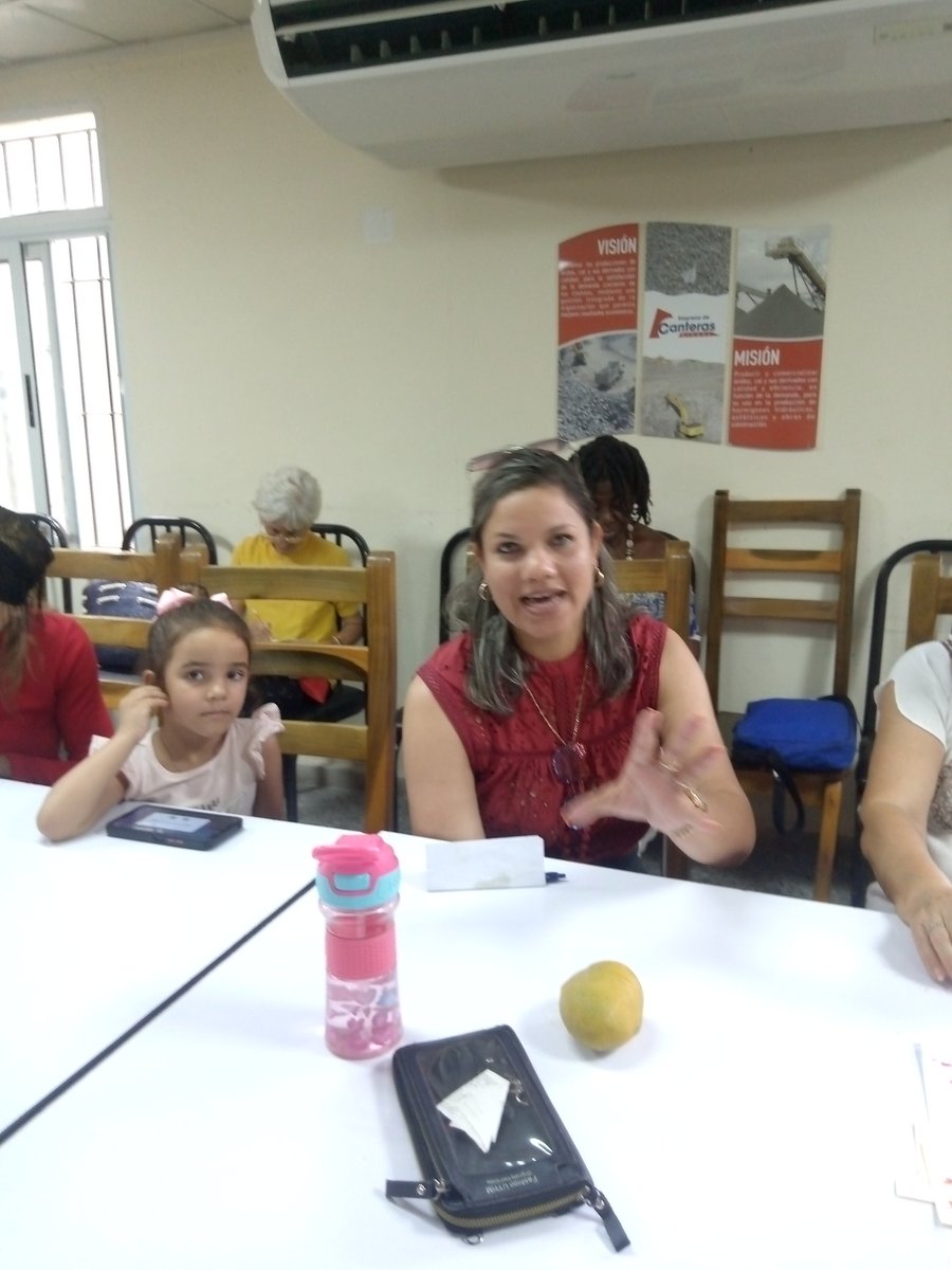 yaniovaFMC1's tweet photo. Ayer socializando experiencia sobre trabajo ideológico #FMC, hoy dando el ejemplo en el surco; no hay mejor manera para #MujeresEnRevolución que sabemos que nuestro #GirónEsHoy. #ACubaSeDefiende donde sea. #CubaVencerá #LaHabanaViveEnMí @FMC_Cuba @TeresaBoue @IzquierdoAlons1 https://t.co/5dr4CxWiAY