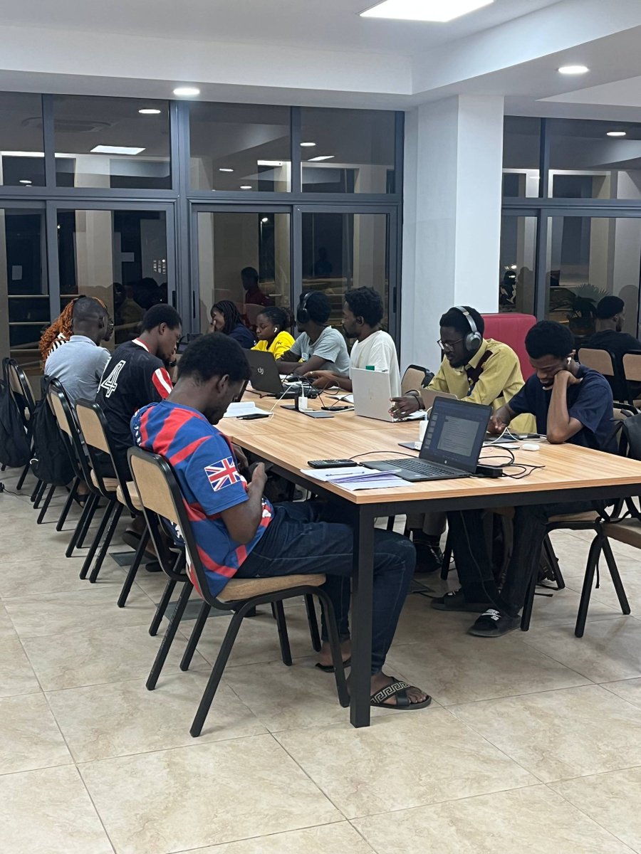 knust_library's tweet image. KNUST Library Mall is at full capacity as students revise for exams. We're committed to providing a conducive environment for academic excellence. To all candidates, we wish you success. #KNUSTLibrary #knust #AcademicExcellence #excel