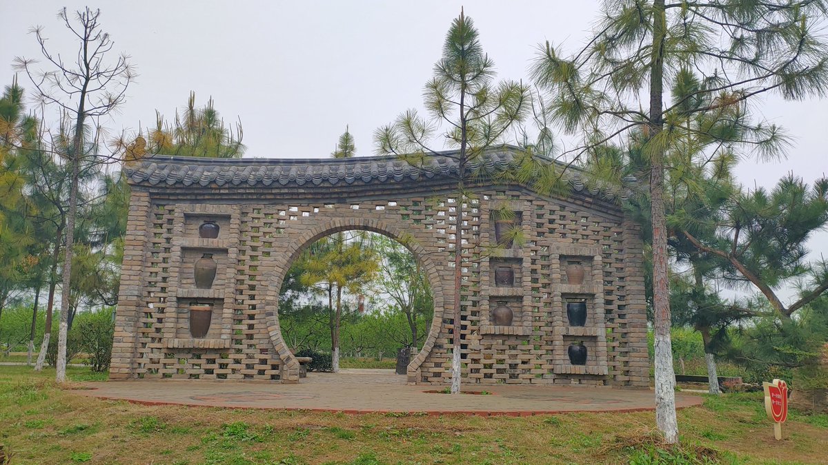 FKonk79178's tweet photo. 咱也没问台湾村是什么时候建的，石碑上写的是2010年，距离习氏宗祠没有多远，疫情前还真有种天命所归的感觉，觉得习近平天生就是来统一台湾的，疫情之后学会了国际互联网，感觉纯纯造假。下边的官员为了讨好圣上祠堂都给他修好几遍，��差再给他安排个台湾村吗？！这里是河南邓州十林镇习营村。 https://t.co/gjaWZli29j