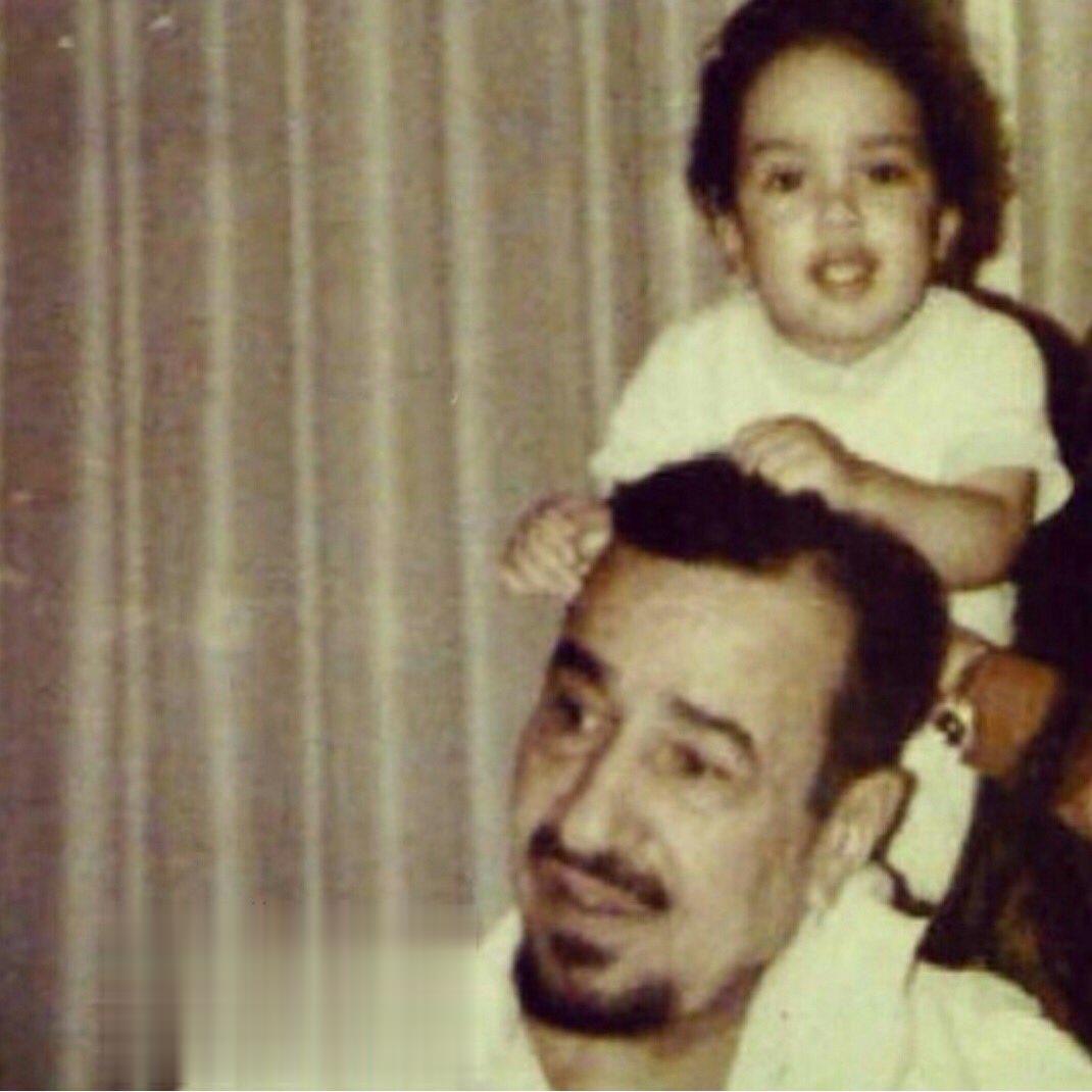 Awter9's tweet photo. من نوادر الصور للملك خالد رحمه الله لحياته اليوميه مع احفاده https://t.co/0Cal8zEfTp