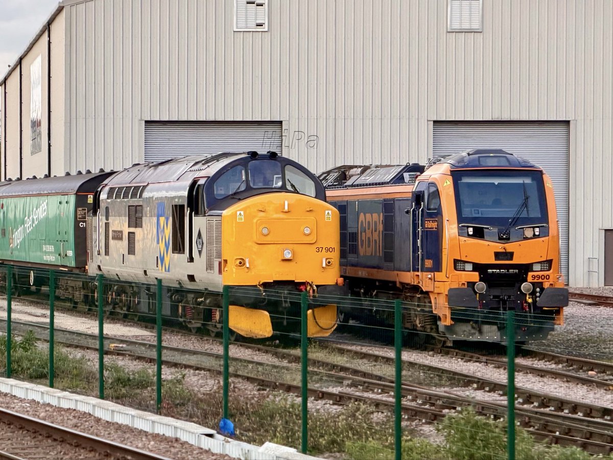 HiPa125's tweet image. EuroPhoenix #Class37 37901 ‘Mirrlees Pioneer’ &amp;amp; GBRf #Class99 99001 - Leicester Beal Street Depot
