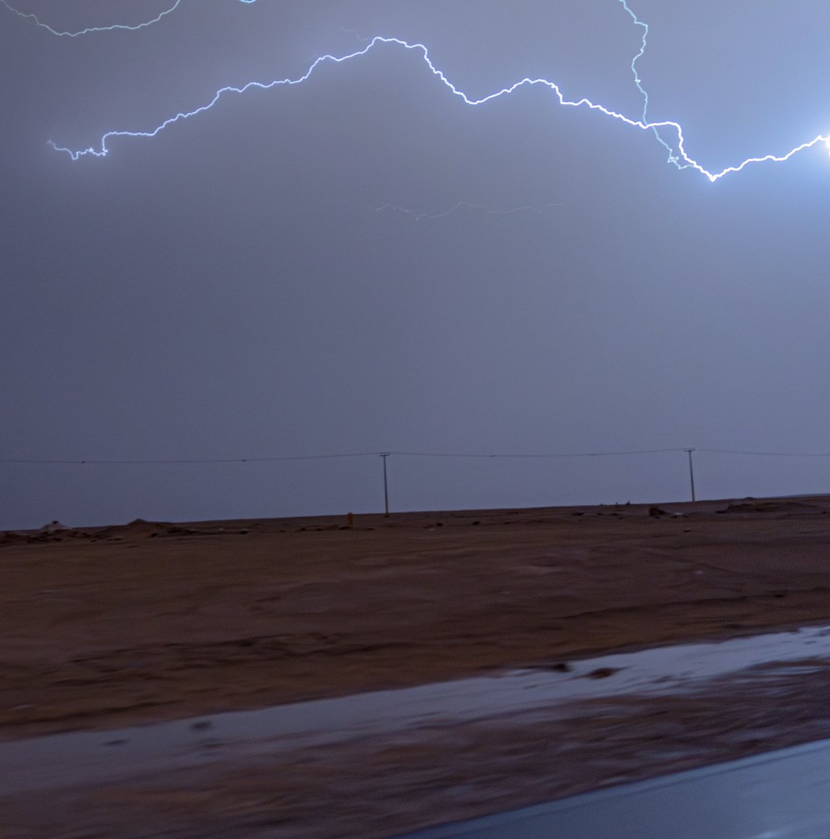 AljunidiAz's tweet photo. 🌩️⚡️
#تصويري 📸 #امطار #برق #عرعر #الحدود_الشمالية https://t.co/AipQVC9OM4