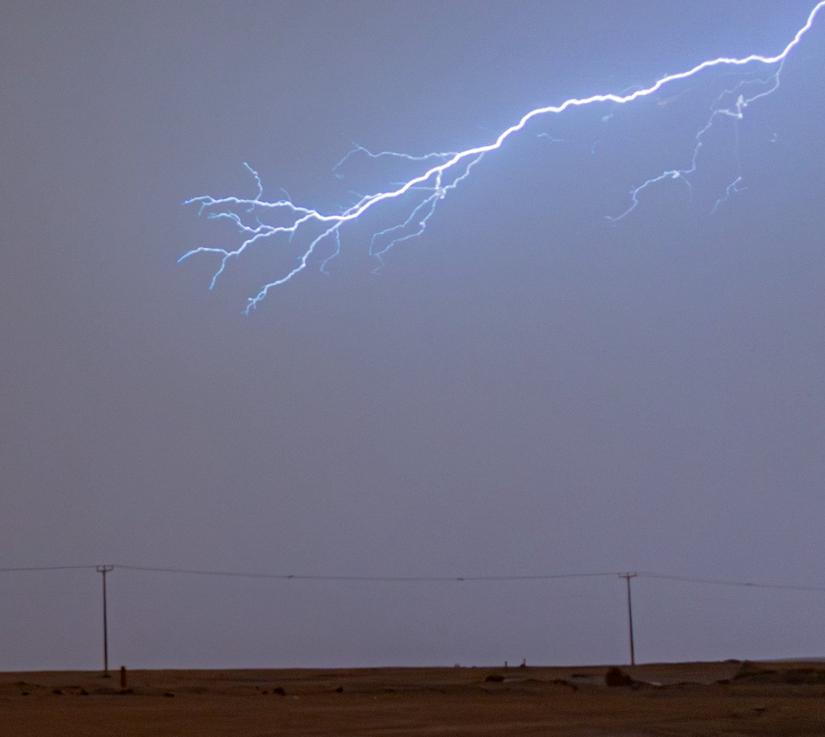 AljunidiAz's tweet photo. 🌩️⚡️
#تصويري 📸 #امطار #برق #عرعر #الحدود_الشمالية https://t.co/AipQVC9OM4