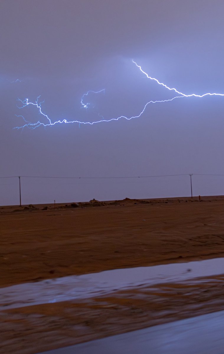 AljunidiAz's tweet photo. 🌩️⚡️
#تصويري 📸 #امطار #برق #عرعر #الحدود_الشمالية https://t.co/AipQVC9OM4