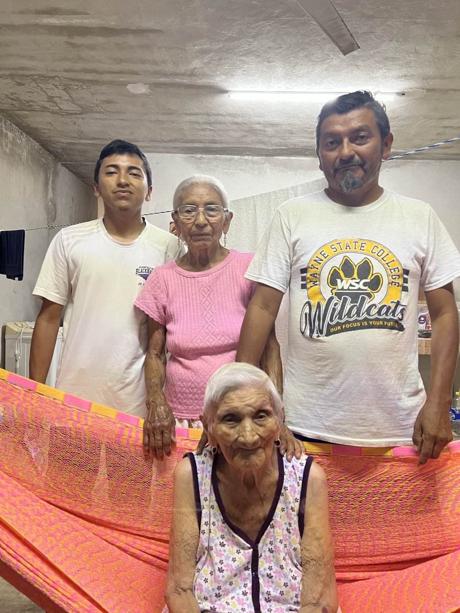 Habitante de Chacmay revela el secreto de su longevidad: alimentación sana ancestral.
Doña Venancia Canul Mézquita celebra en abril 102 años junto con sus hijos, nietos, bisnietos y tataranietos en una colorida comisaría de Dzoncauich, al oriente de Yucatán.
<a href="/estherhuan/">Martha Esther López Huan</a>