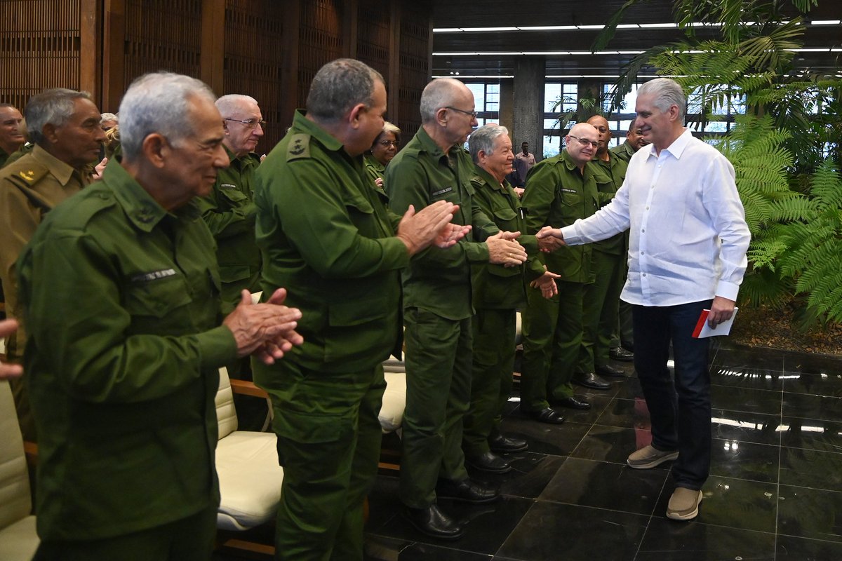 El Presidente <a href="/DiazCanelB/">Miguel Díaz-Canel Bermúdez</a>, sostuvo un encuentro con jóvenes y veteranos miembros de la Asociación de Combatientes de la Revolución Cubana. #LatirAvileño #SinPerderUnDía #LatiendoConFidel <a href="/AlfreMene37409/">Alfre Menendez</a> <a href="/DiazCanelB/">Miguel Díaz-Canel Bermúdez</a> <a href="/DrRobertoMOjeda/">Dr. Roberto Morales Ojeda</a> <a href="/PartidoPCC/">Partido Comunista de Cuba</a>