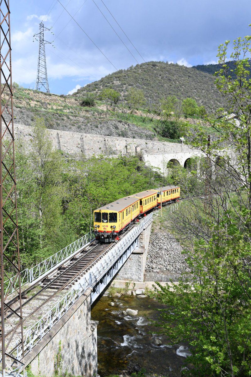 trainsenvoyage's tweet photo. Quelques vues du train Jaune en ce dimanche 19 avril 2026. Train Latour - Villefranche, après avoir quitté Serdinya, train Villefranche - Font-Romeu franchissant le Têt à Olette, chasse neige à Villefranche de Conflent. https://t.co/4lz6ApIQgc