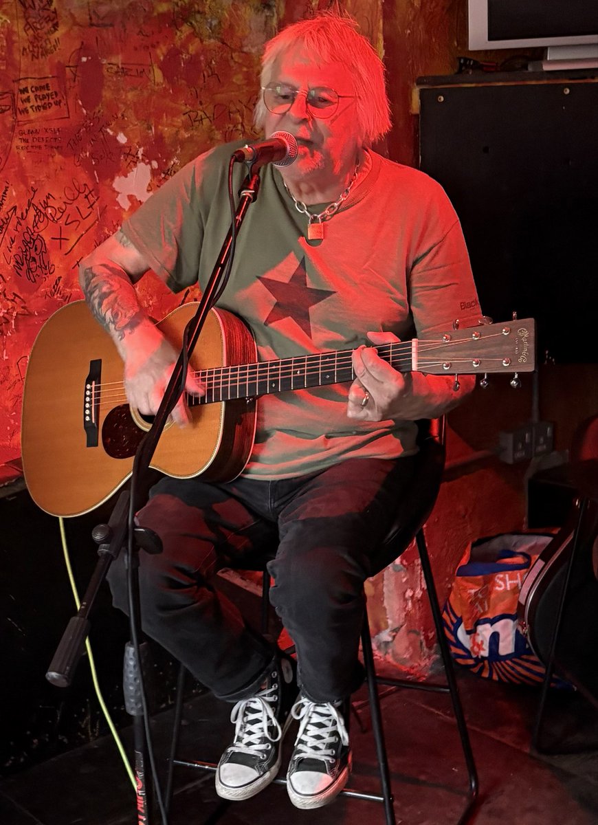 shaund194's tweet photo. Great evening with @SubsCharlie  @Foremans_bar  tonight. @UKSubs https://t.co/pf4FrabcP0