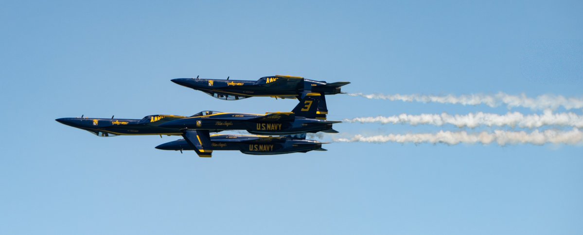 CRSImages's tweet image. Two jets flying normal, two jets flying upside‑down, all of them acting like this is totally reasonable.   #BlueAngels #AviationPhotography #USNavy #AirShowLife #PrecisionFlying #CRSImages @BlueAngels