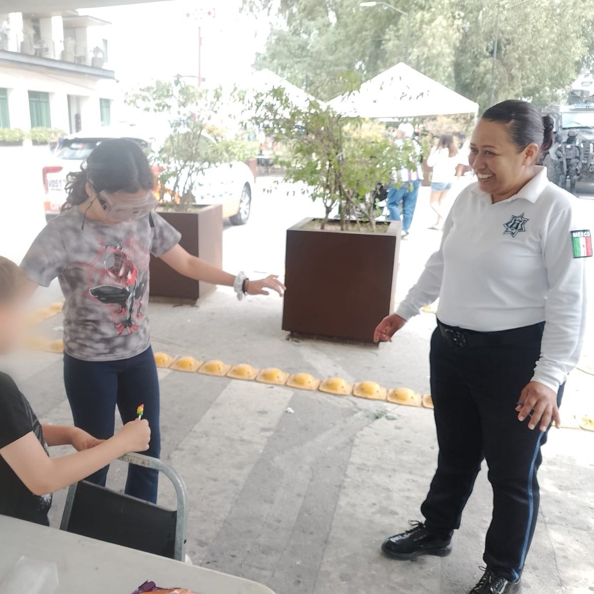 transitotorreon's tweet image. #DomingoFamiliar 👧🏻👶🏻
Esta mañana Agentes de Vialidad 👮🏻‍♀️👮🏻‍♂️ en el módulo de @paseocolontrc recibieron a los pequeños acompañados de sus padres quienes disfrutaron de dinámicas y juegos sobre #EducaciónVial🫶.

(1/2)