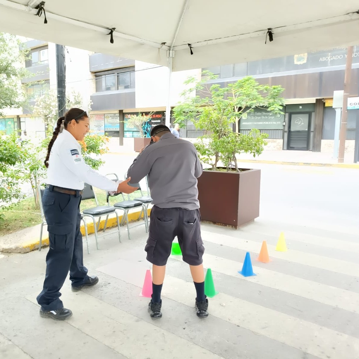 transitotorreon's tweet image. #DomingoFamiliar 👧🏻👶🏻
Esta mañana Agentes de Vialidad 👮🏻‍♀️👮🏻‍♂️ en el módulo de @paseocolontrc recibieron a los pequeños acompañados de sus padres quienes disfrutaron de dinámicas y juegos sobre #EducaciónVial🫶.

(1/2)