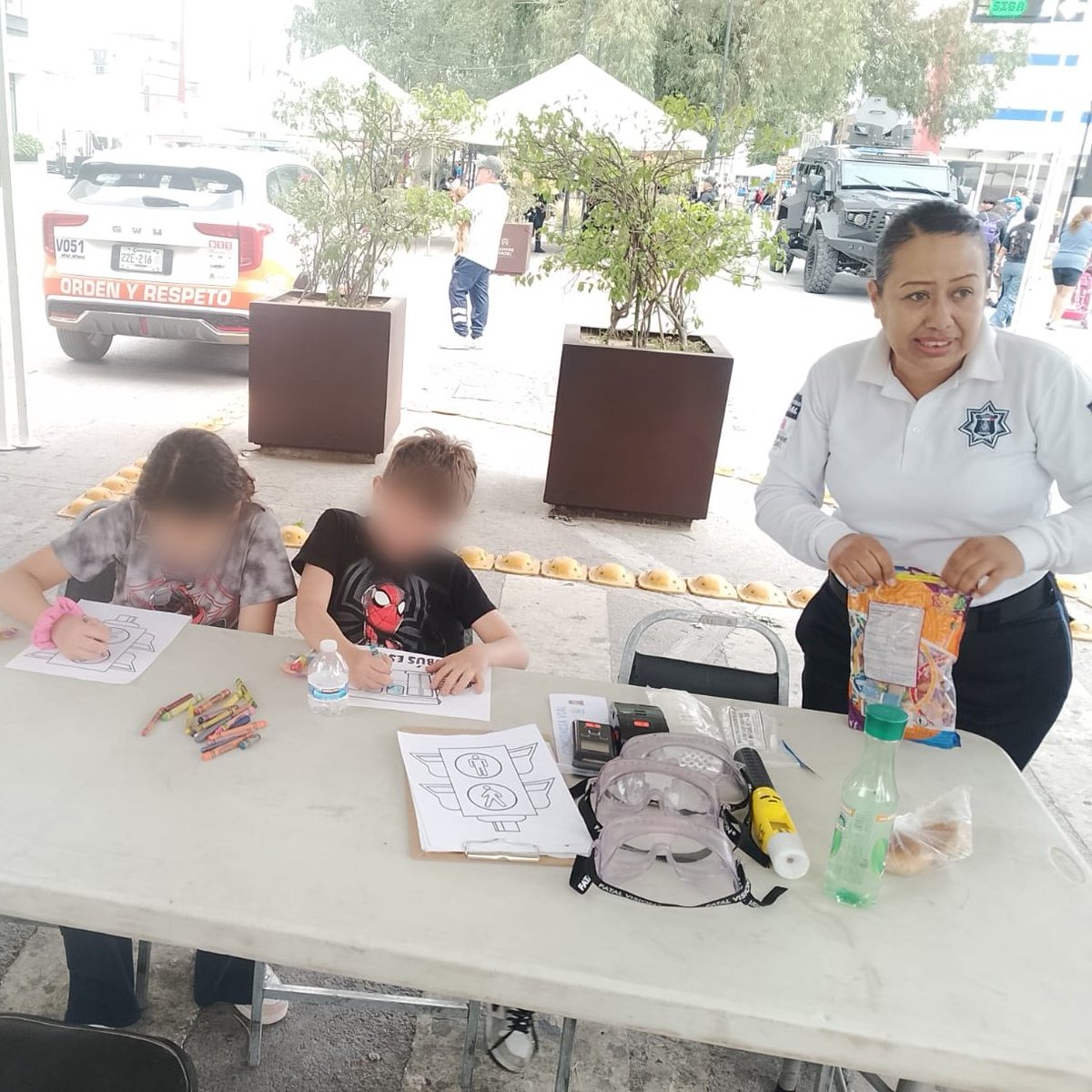 transitotorreon's tweet image. #DomingoFamiliar 👧🏻👶🏻
Esta mañana Agentes de Vialidad 👮🏻‍♀️👮🏻‍♂️ en el módulo de @paseocolontrc recibieron a los pequeños acompañados de sus padres quienes disfrutaron de dinámicas y juegos sobre #EducaciónVial🫶.

(1/2)