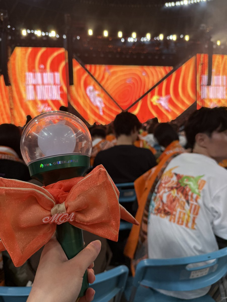 YuMrt's tweet photo. チケットご用意されなくて、、、
諦めかけてたところでトレードで4日前に当選！急遽参戦組なのでもちろんグッズ買えてなくて🥲ちょうど良き布があったから作っちゃいました♡だいぶかけ離れてるw
 #ミセス  #ゼンジン未到とイミュータブル  #最高だった  #ハンドメイド   #ライトスティックリボン https://t.co/8EbqkS15ew