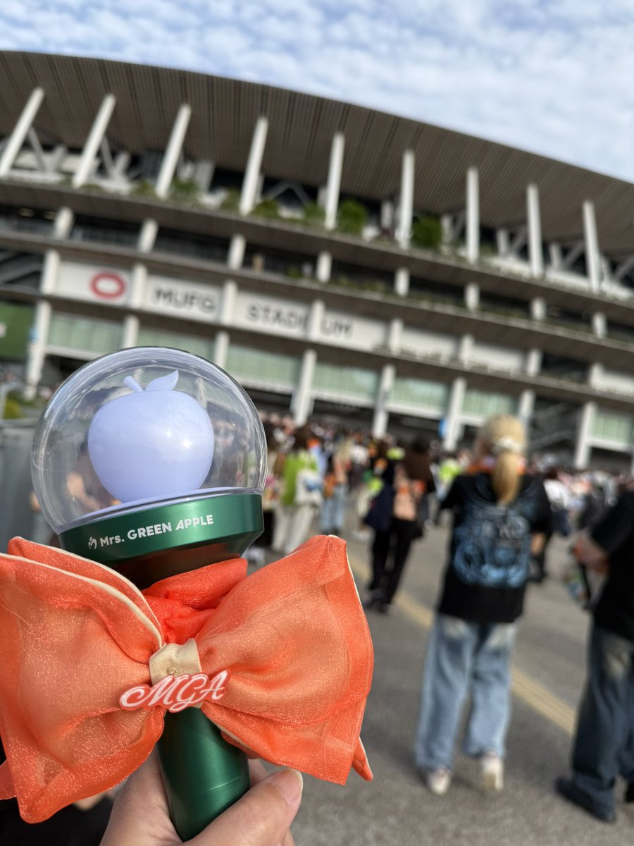 YuMrt's tweet photo. チケットご用意されなくて、、、
諦めかけてたところでトレードで4日前に当選！急遽参戦組なのでもちろんグッズ買えてなくて🥲ちょうど良き布があったから作っちゃいました♡だいぶかけ離れてるw
 #ミセス  #ゼンジン未到とイミュータブル  #最高だった  #ハンドメイド   #ライトスティックリボン https://t.co/8EbqkS15ew