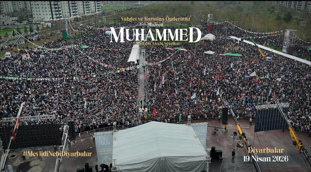 SaimDrvsoglu65's tweet photo. Kim ne derse desin Muhammedi sevda aşkı, sağanak yağmura aldırış etmeden bir kez daha kalpleri ısıttı. Meydan hınca hınç doluydu; ıslanan sadece kıyafetlerdi, gönüller ise o mübarek muhabbetle sırılsıklam...

#MevlidiNebiDiyarbakır https://t.co/YkaM7wfSjC