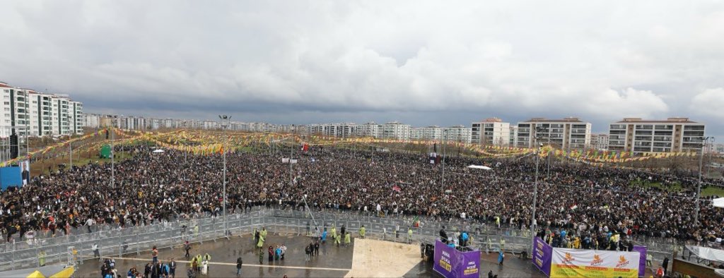 #Mewlud #Mevlid #Newroz #Nevruz 2si de öz itibariyle 1dir.
1i kainatın yeniden doğuşunu
1i Fahri Kainat’ın doğumunu konu alır.
Bu coşkuyu herkesten çok Kürtlerin yaşatması sosyolojik olarak derin tefekkür gerektirir.
Resetlenmeli özü kaybetmeden yeniyi yeniden inşa etmeliyiz.