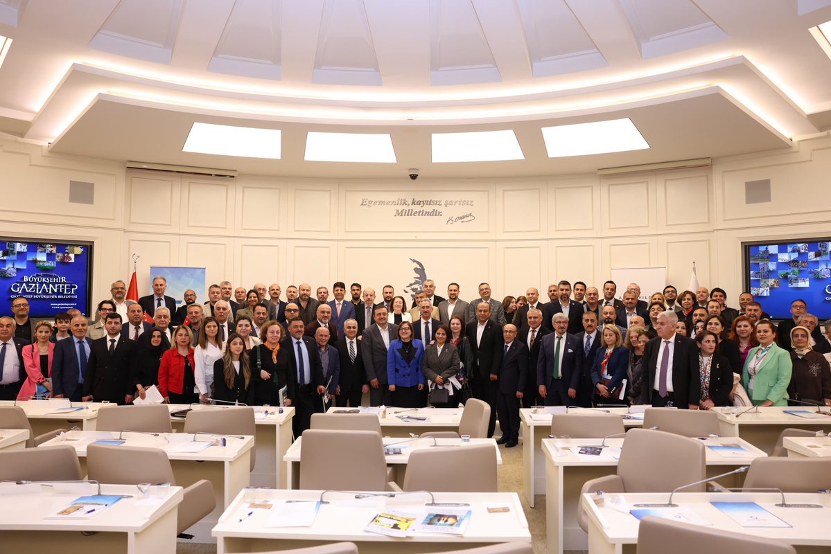 Gaziantep Büyükşehir Belediyesi Meclis Salonu’nda düzenlenen Kent Konseyi Genel Kurulu’na katıldık. Yeniden başkan seçilen Yusuf Erdem Güzelbey’i ve yönetimini tebrik ediyorum. Gaziantep için birlik ve ortak akılla çalışmaya devam. 
#gazianteportakakıl