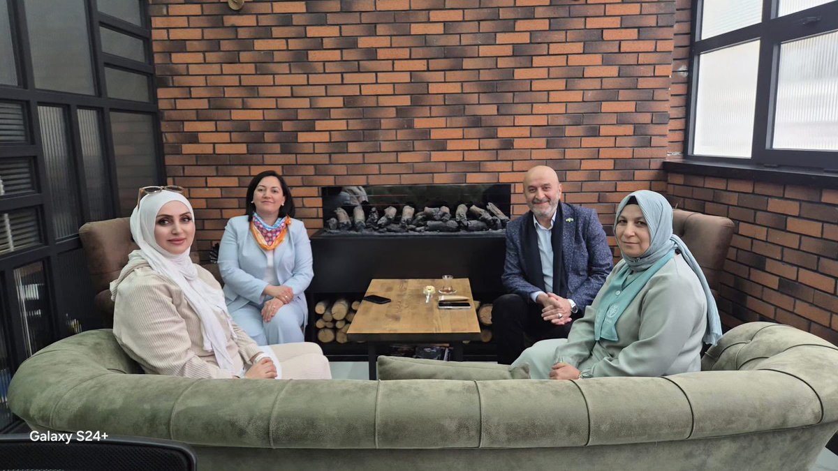 map_mugla's tweet photo. Mehir Aile Platformu (MAP) Onursal Başkanı Sayın Mustafa Özdemir, MAP Eskişehir İl Temsilcisi Hanife Ersoy ve Bölge Koordinatörü İkbal Güven Arslan; MAP Bursa YK Üyesi İpek Yiğit hanımefendiyi ziyaret etti. @MUSTAFAZDEMR13 @munteha_hilal @IkbalGvnArslan @map_eskisehir @mehirailepltfrm