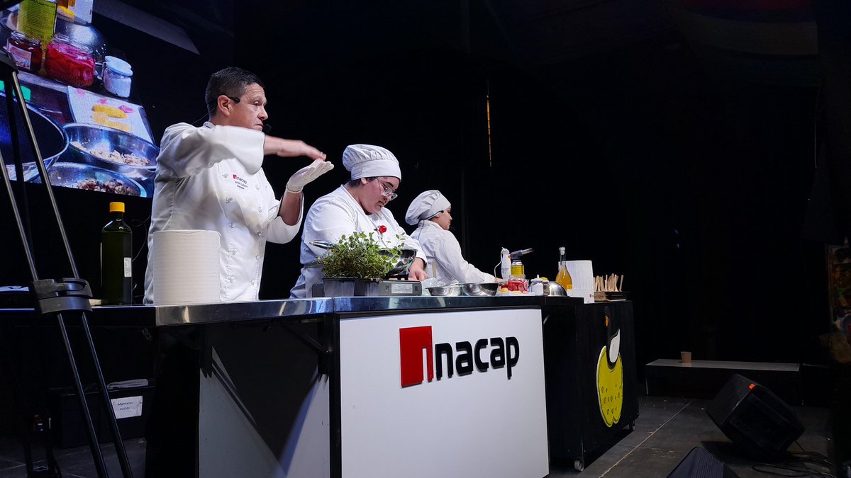 La gastronomía a cargo de docentes de INACAP y las preparaciones de Bar 55 y Maldito Barman también han sido parte de esta Fiesta de la Manzana y la Sidra