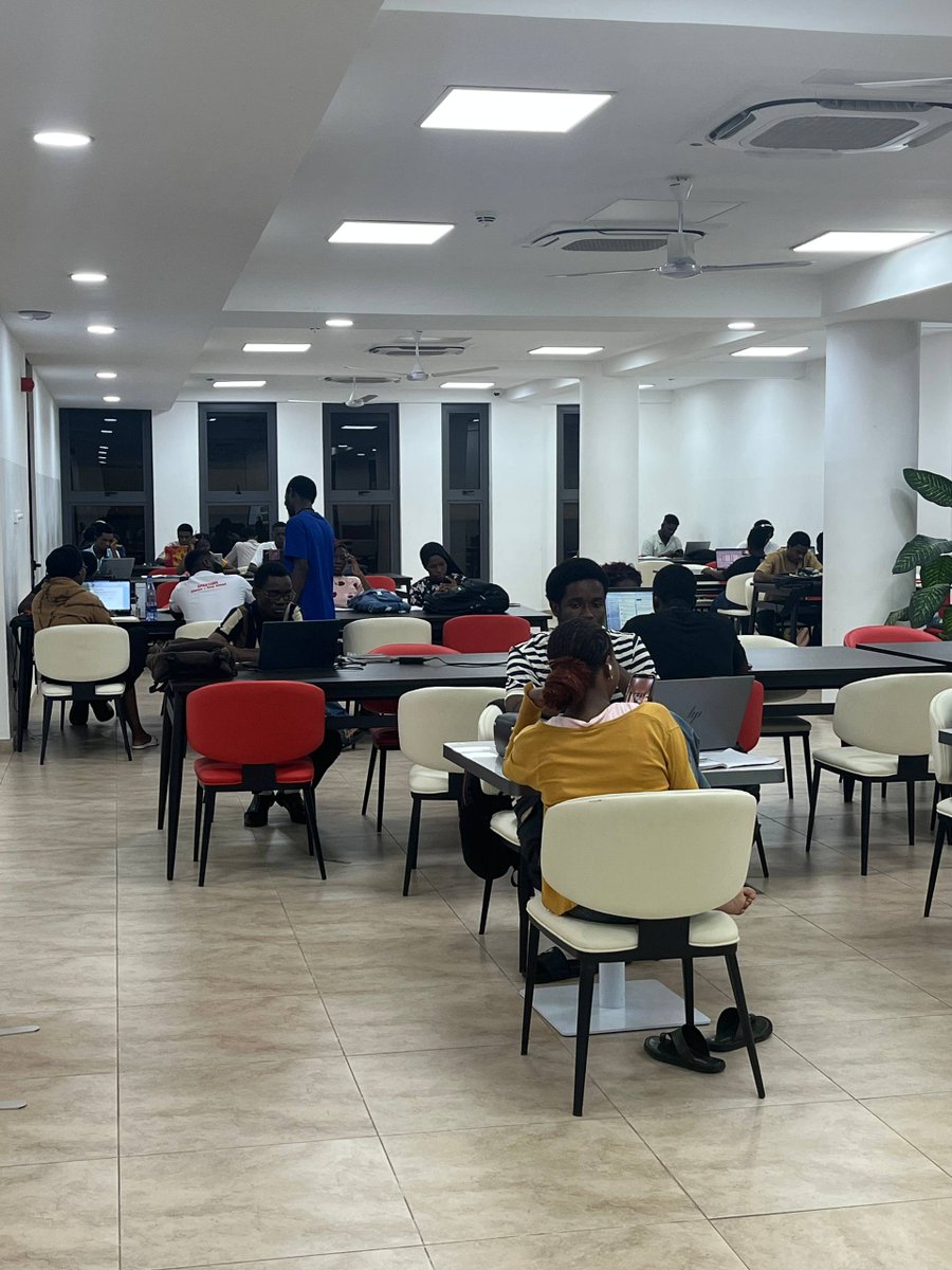 knust_library's tweet image. KNUST Library Mall is at full capacity as students revise for exams. We're committed to providing a conducive environment for academic excellence. To all candidates, we wish you success. #KNUSTLibrary #knust #AcademicExcellence #excel