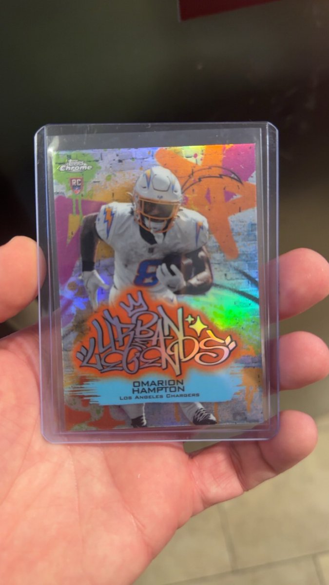 CDoinkula's tweet photo. Nice pull from a topps blaster today! @CardPurchaser https://t.co/L2qGJP7dMe