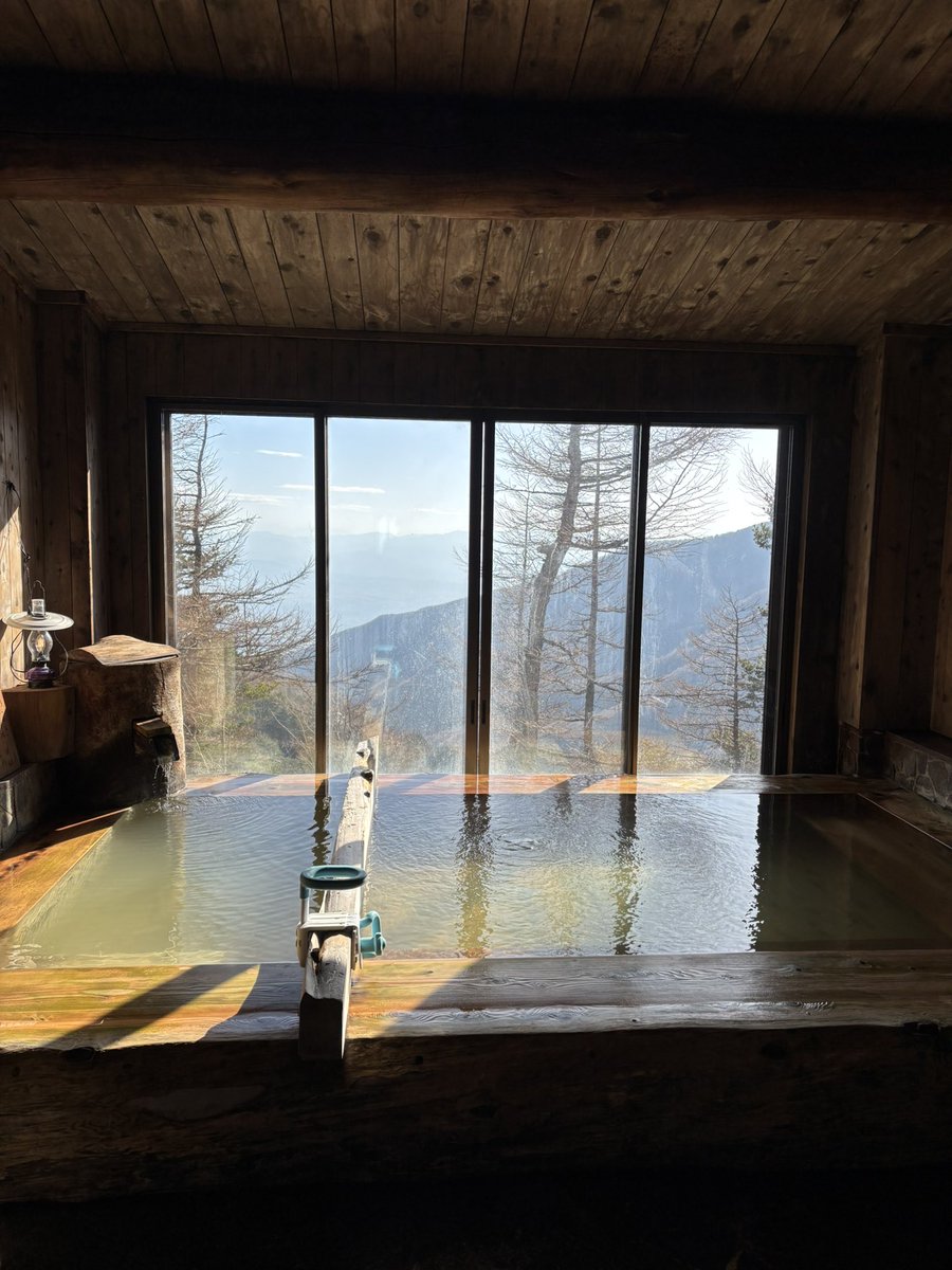 mt_1353's tweet photo. 野天風呂もいいけど、こちらの宿はふたつある内湯が抜群に素晴らしい。泉質、温冷交互浴が出来る泉温、そして高野槙の湯槽、全てが自分好み。
#高峰温泉 https://t.co/vkhIaLn8Sc