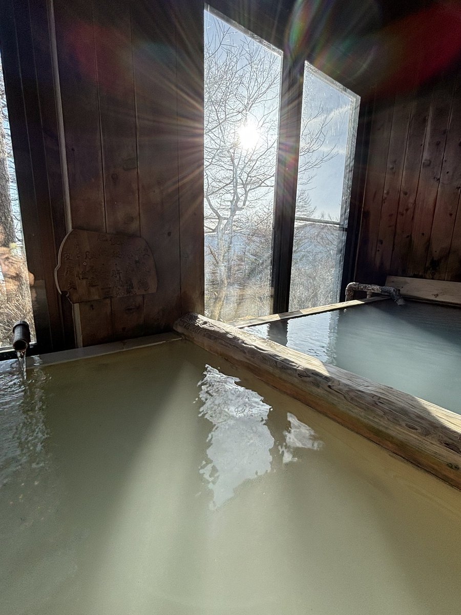 mt_1353's tweet photo. 野天風呂もいいけど、こちらの宿はふたつある内湯が抜群に素晴らしい。泉質、温冷交互浴が出来る泉温、そして高野槙の湯槽、全てが自分好み。
#高峰温泉 https://t.co/vkhIaLn8Sc