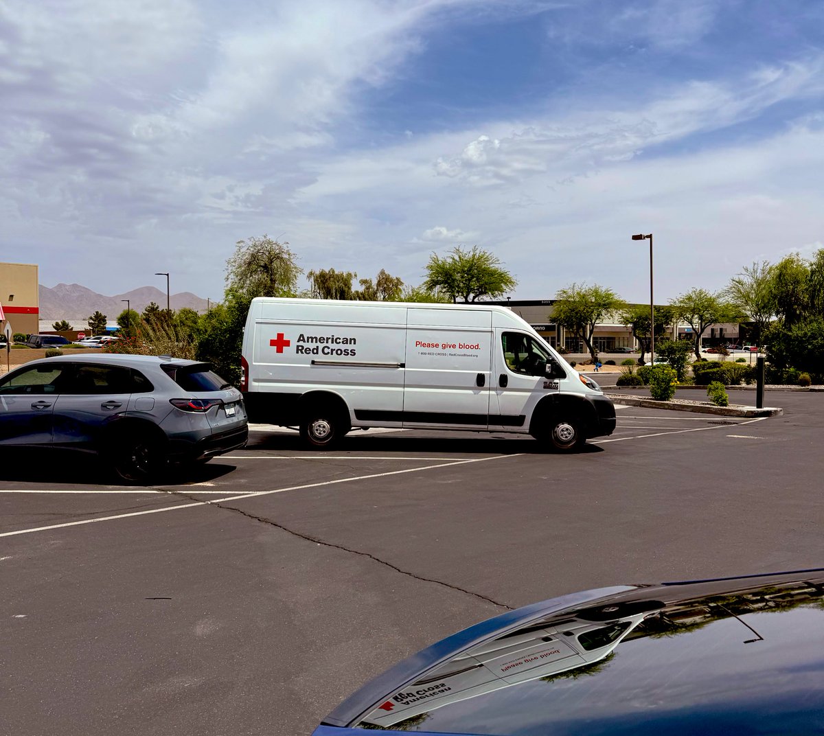 DrJasonBegalke's tweet image. Please donate blood.

#RedCross 🩸 

Join the team on the #RedCrossBloodApp and help the American Red Cross save even more lives. 

👉🏼 redcrossblood.app.link/jointeam-69e53…