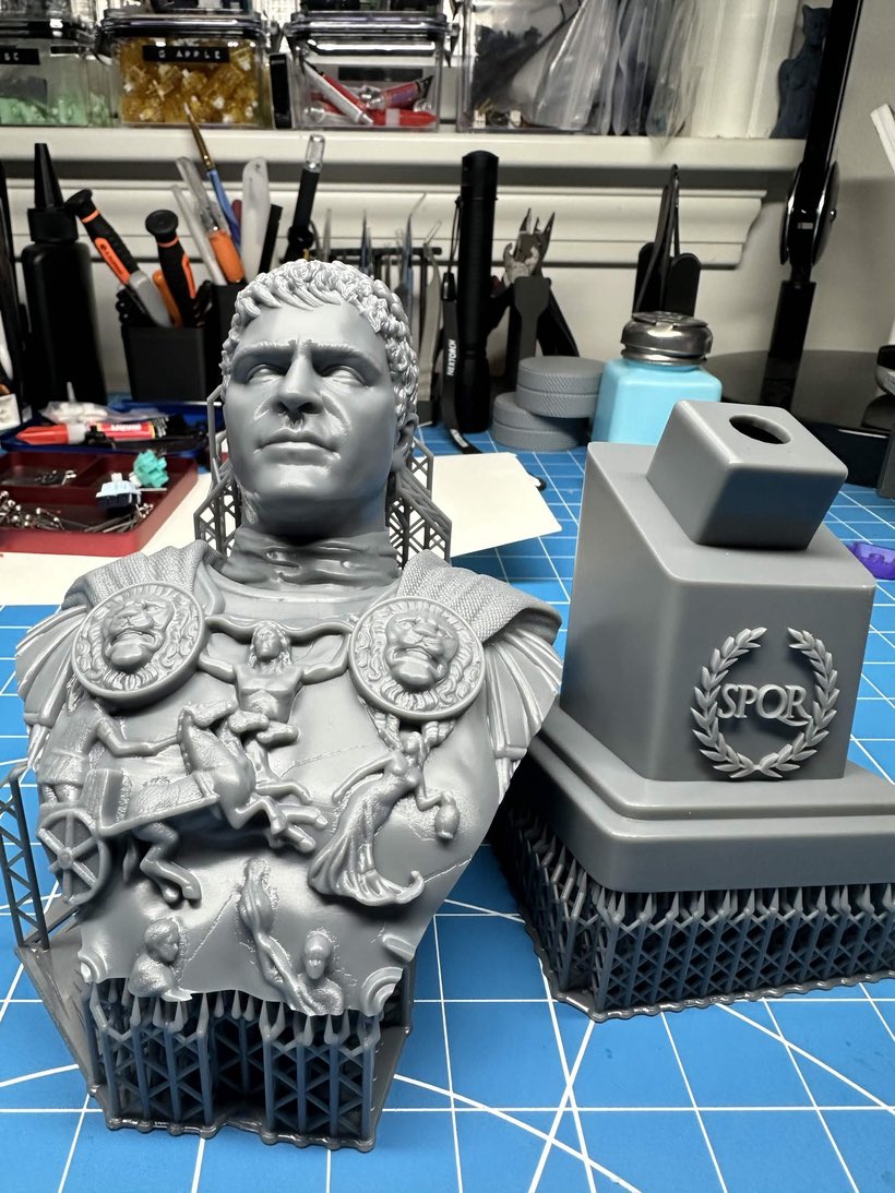 CharroZuck's tweet image. Commodus (Joaquin Phoenix, Gladiator - 2000)
Sculpt: @fotismint #zbrush 
Resin: @SirayaTech Fast Metal Grey
Printer: @mypeopoly Forge &amp;amp; @WhamBamSys XTR Flex
#3dprinting #3dprinter