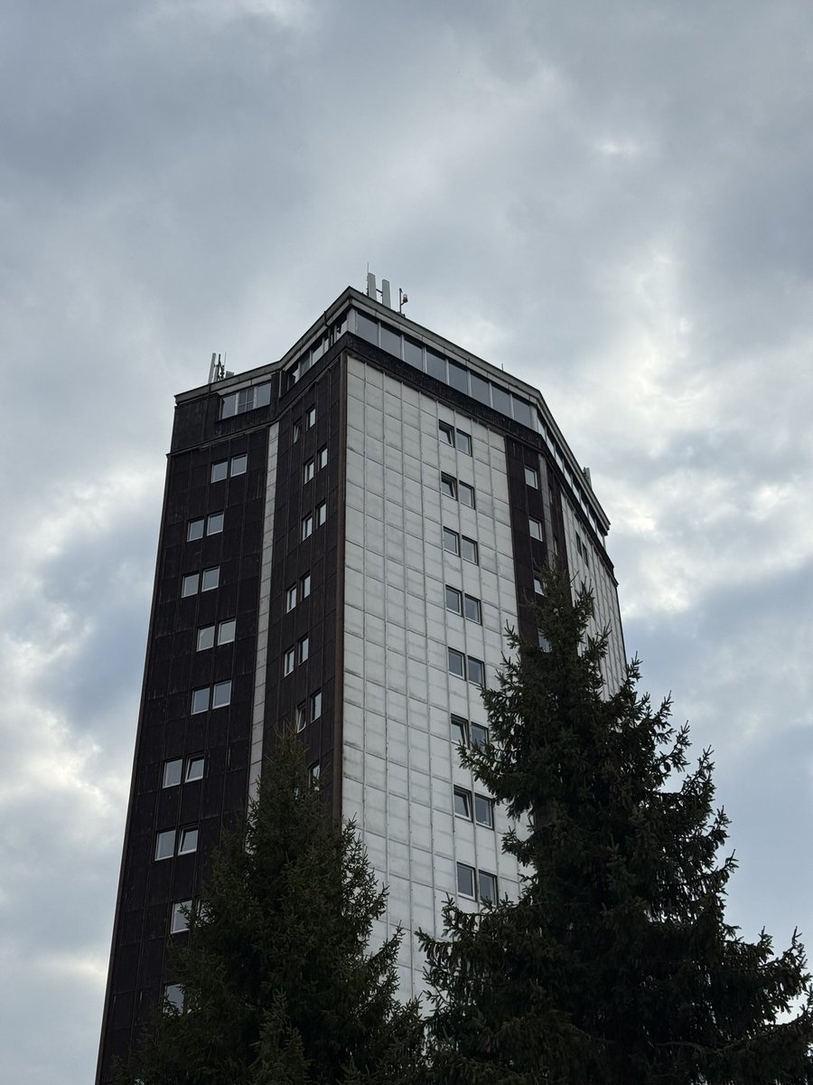Ladis86's tweet photo. Nejlepší je se v Peci pod Sněžkou ubytovat v Hotelu Horizont, protože se na něj potom nebudete muset koukat. https://t.co/cQKEc2yfAA