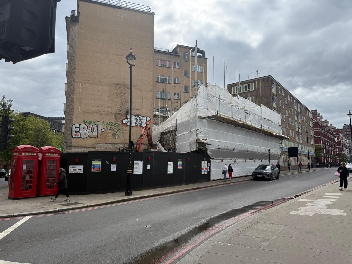 PubsSaving's tweet image. The Chapel, 48 Chapel Street #marylebone #nw1 currently being demolished. c1800s-2026. Policy HC7 of 2021 London Plan protects public houses. Planning permission granted for demolition, with pub planned in new development. Re: 20/06148/FULL. #saveourpubs #closedpubs #lostpubs