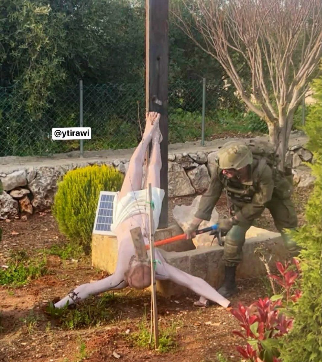manaf12hassan's tweet photo. Ein israelischer Soldat schlägt mit einem Gegenstand auf den Kopf einer heruntergerissenen Jesus-Statue im Südlibanon.

Das sind keine Einzelfälle. Israel zerstört seit Jahrzehnten christliche Stätten im Nahen Osten und behandelt Christen nicht gleichwertig.

PS: Ist es nicht interessant, dass es in den sogenannten Hizbollah-Hochburgen christliche Statuen gibt? Die Antwort könnte verunsichern.