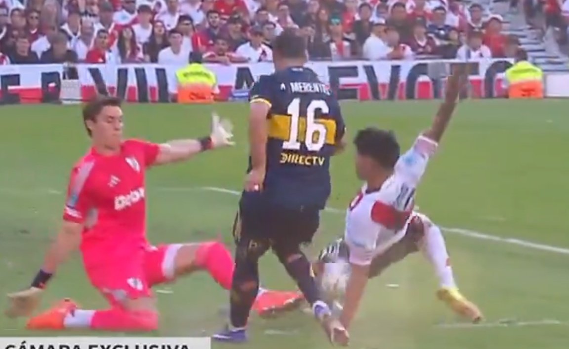Mano.
El VAR? 😎
Ah, pero AFA bostera y coso.