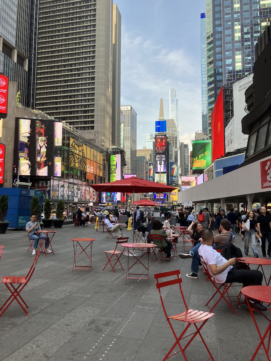MutsukoTweeting's tweet photo. Midtown vibes, soft afternoon light🗽🏙️💕 ミッドタウンの空気、やわらかい午後の光✨ https://t.co/EpFzlT3lAr