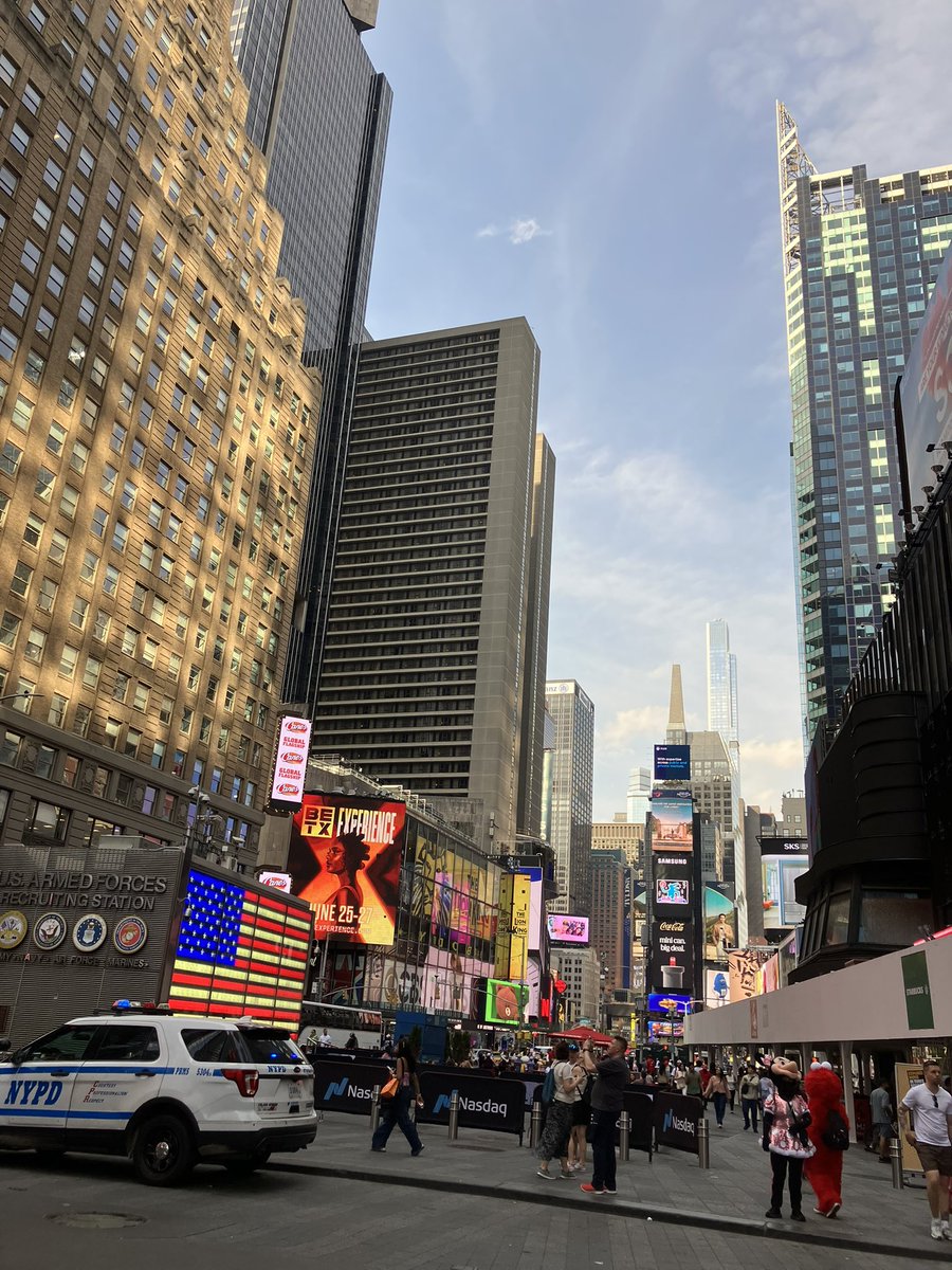 MutsukoTweeting's tweet photo. Midtown vibes, soft afternoon light🗽🏙️💕 ミッドタウンの空気、やわらかい午後の光✨ https://t.co/EpFzlT3lAr