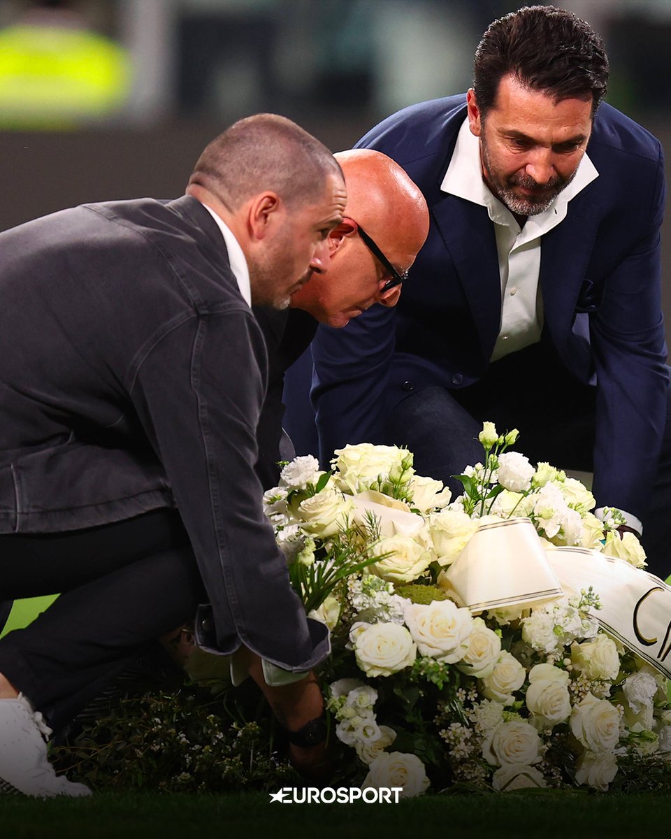 Eurosport_IT's tweet photo. Tributo da brividi per Alex Manninger prima della sfida tra Juventus e Bologna: in campo anche Buffon, Bonucci, Chiellini e Marchisio che hanno portato una corona di fiori davanti alla porta di fronte alla curva bianconera 🙏🏼🖤

L’ex portiere è venuto tragicamente a mancare il 16 aprile scorso in un incidente stradale.

#Juventus #Manninger
