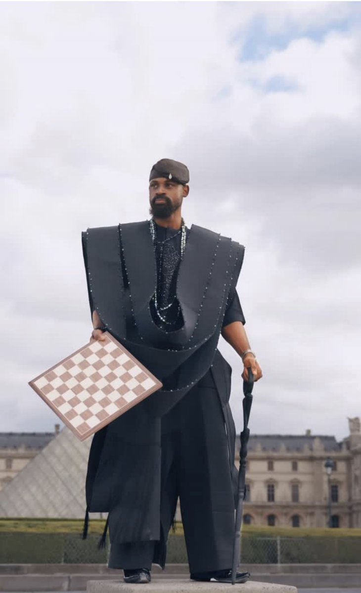 thecorporateNG's tweet image. First Nigerian to pull up and play chess at the Louvre Museum, the world’s most prestigious museum. 🇫🇷

Not a photoshoot - A statement.

At this point, the Agbada deserves a permanent exhibit too 😊 

@Tunde_OD 

#chess 
#tundeonakoya 
#louvremuseum 
#corporatenaija