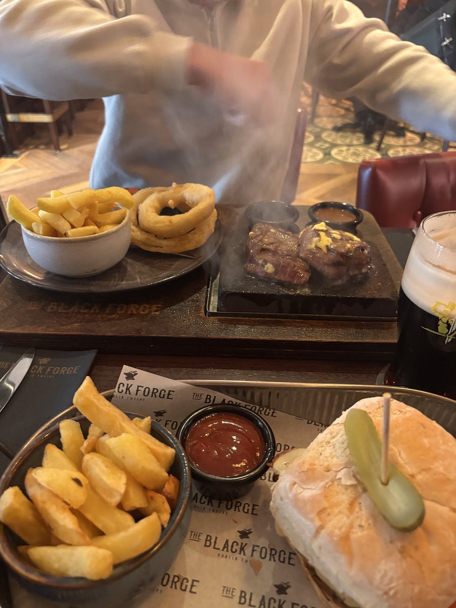 slimTjames5586's tweet image. @TheNotoriousMMA cracking bit of food and stout at #theblackforge yesterday, great experience exploring #dublin with my boy and his friend. 3 Welsh lads embracing Irish culture. Mainly drinking some great famous stout🤣