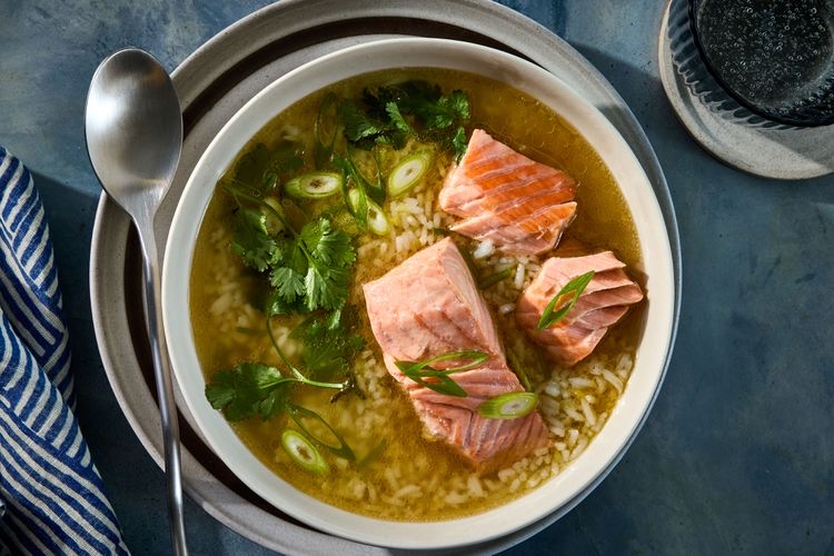 russellmanthy's tweet image. Ginger salmon and rice soup is a flavorful meal that can be made in a relatively short amount of time ow.ly/c9FE50YM5PG @foodandwine #cooking #recipes