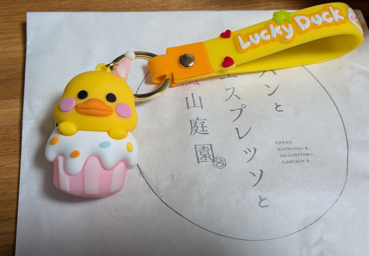 denkaky's tweet image. ピスタチオ入りもっちりチーズパン
結構塩気の効いたかわいいパン、少し温め直して
生地がもちーっと、チーズがとろーりとして美味しい😋
昨日買ったキーホルダー、何に付けようかな
#Ducks
#パンとエスプレッソと嵐山