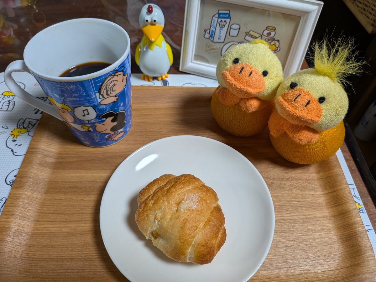 denkaky's tweet image. ピスタチオ入りもっちりチーズパン
結構塩気の効いたかわいいパン、少し温め直して
生地がもちーっと、チーズがとろーりとして美味しい😋
昨日買ったキーホルダー、何に付けようかな
#Ducks
#パンとエスプレッソと嵐山