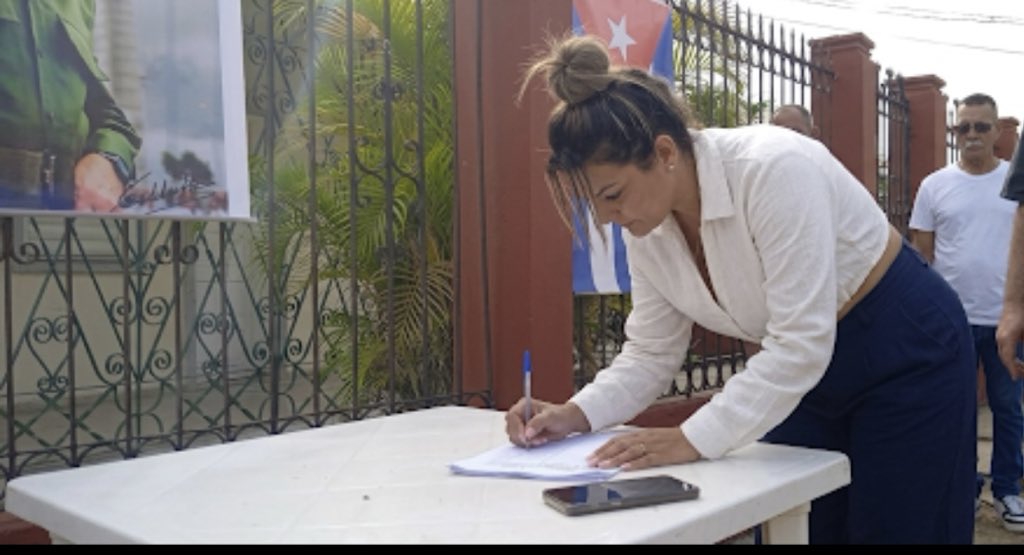🇨🇺 No es una firma lo que molesta… es lo que simboliza.

Un pueblo que no cede.

📢 ¿Crees que es así? Responde 👇

#MiFirmaPorLaPatria