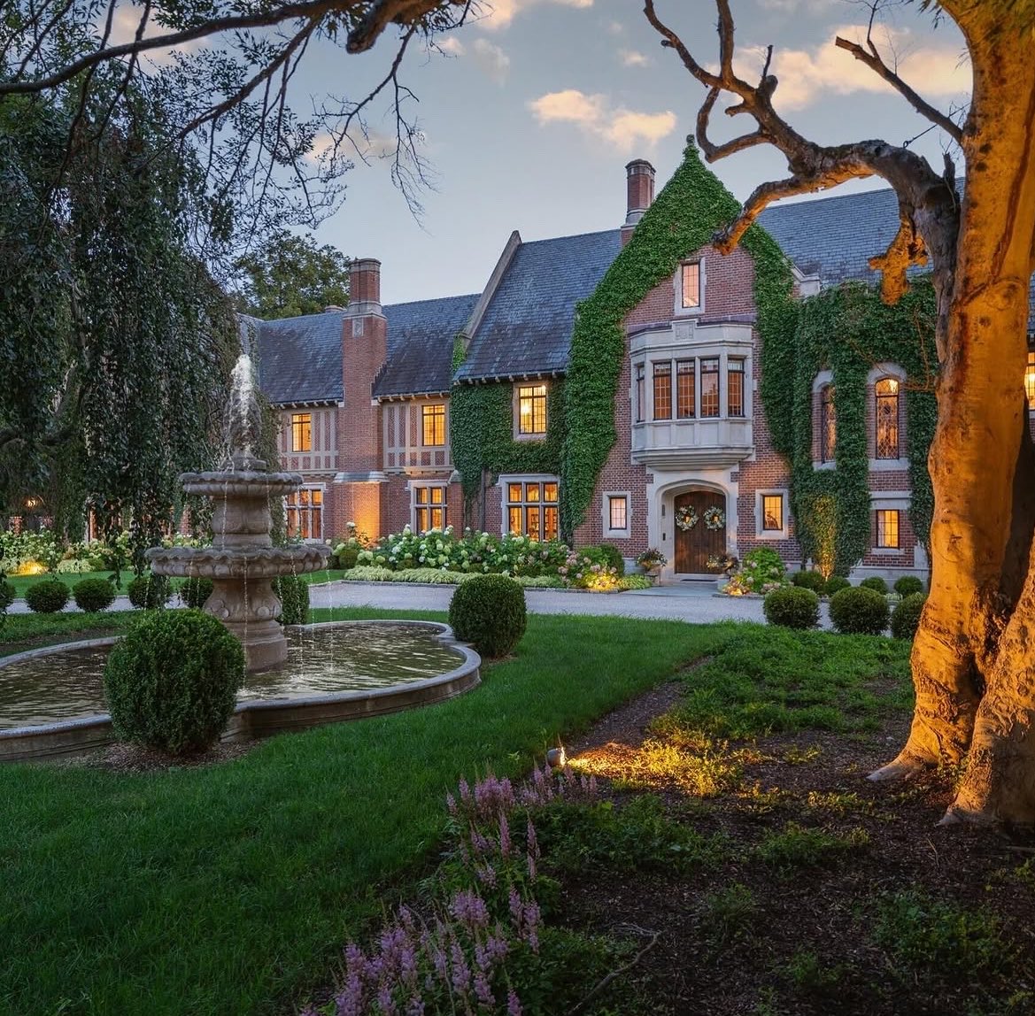 Mariah informed Vanity Fair in her recent interview that she bought a new house in Connecticut that is under repair and which she will occupy between June/July.

But do you know what connection Mariah has with Connecticut?

I opened thread👇