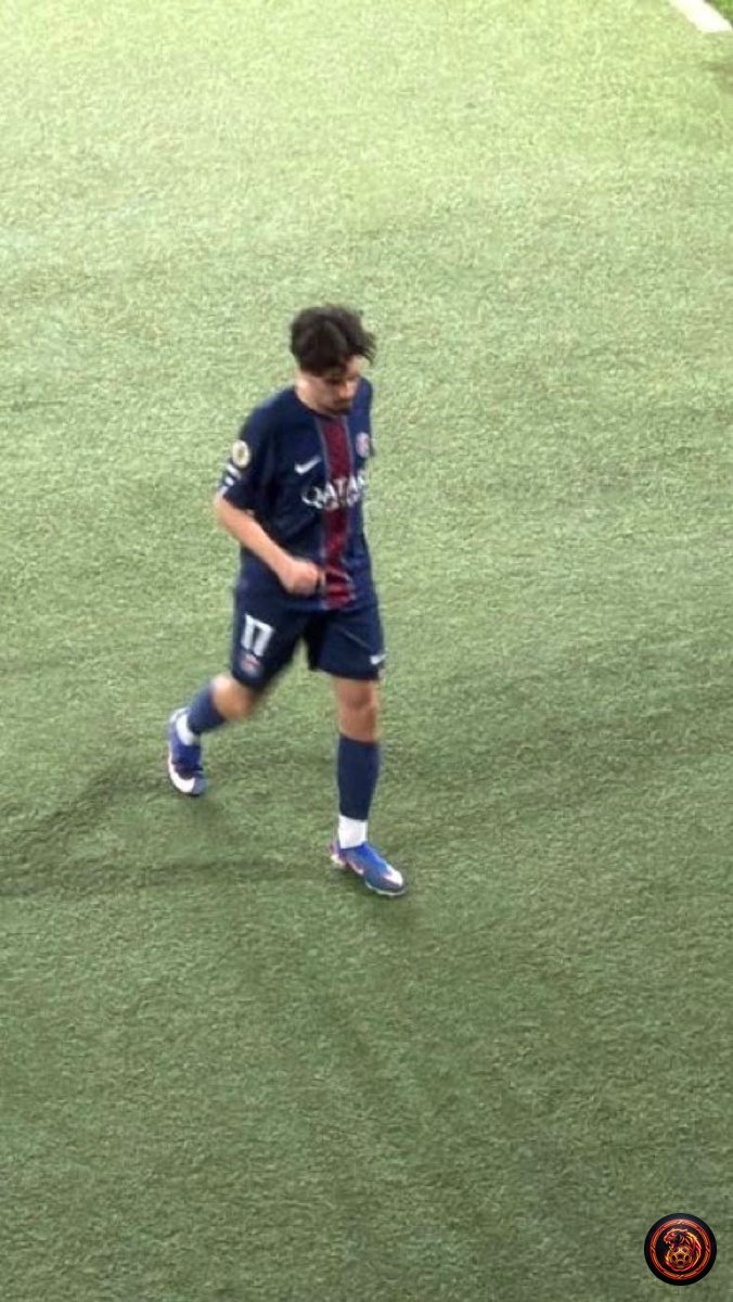 FootballGoalFC's tweet image. 🚨 𝗘𝗫𝗖𝗟𝗨𝗦𝗜𝗩𝗘  

Vitinha has left the pitch, seemingly injured. 🤕🩹 

This could be a massive blow for PSG as they navigate a crucial part of the season! Can they cope without him? 👇 

#PSG #InjuryNews #FootballUpdates