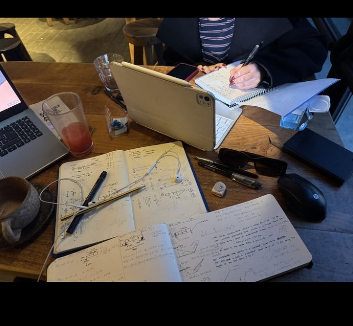 ella estudando pra med🩺 tweet media