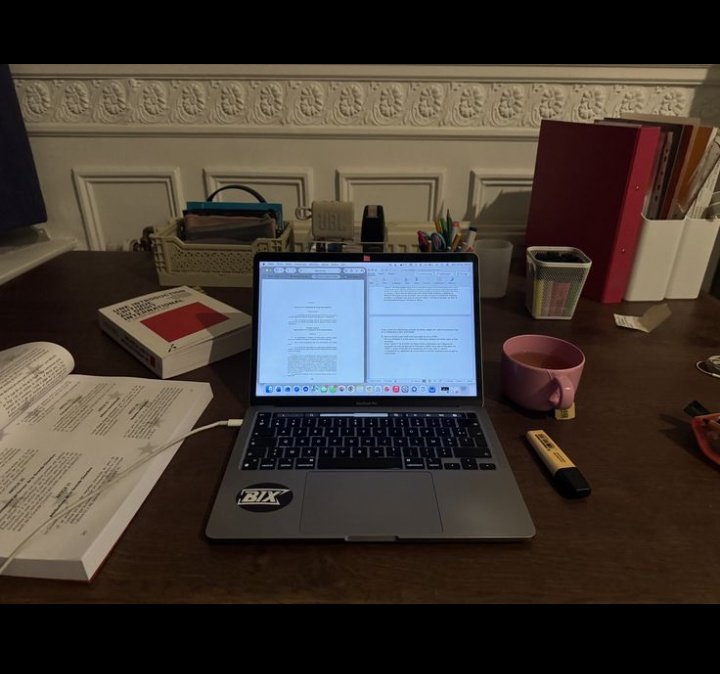 ella estudando pra med🩺 tweet media