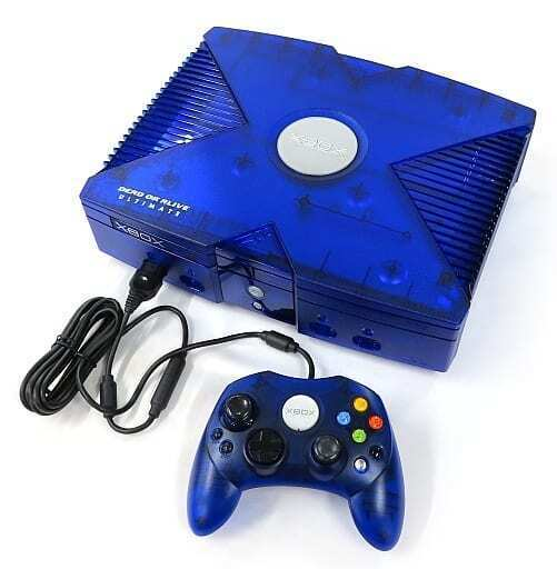 dailydoatec's tweet photo. the limited edition "kasumi-chan" xbox

a japan exclusive console released in march 2004 with a limited amount of 5000 units, sold at ¥22,800 ($215). including a blue xbox, a copy of doa ultimate, digital venus &amp; a kasumi body pillow 💙 https://t.co/mXSBgsAfiK